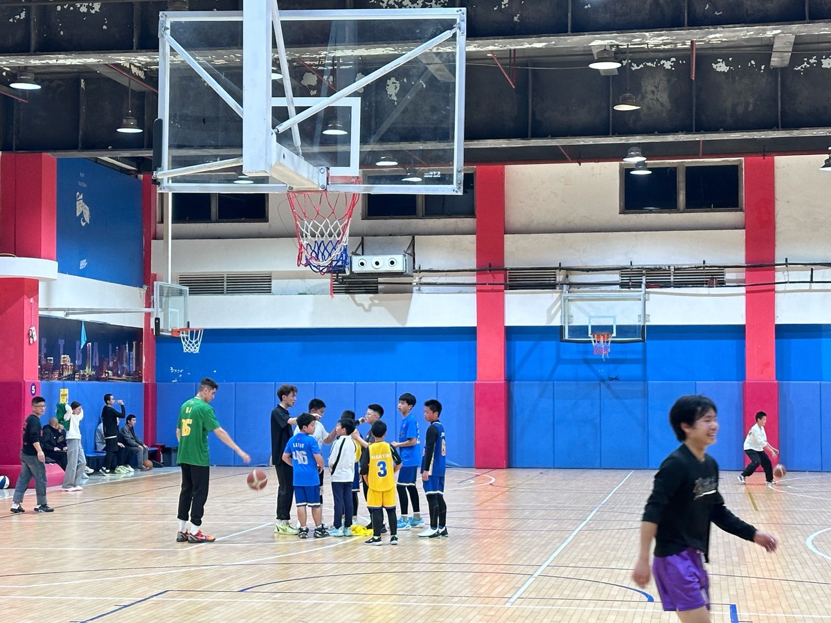 哪里可以找到专业教练营造的篮球训练氛围