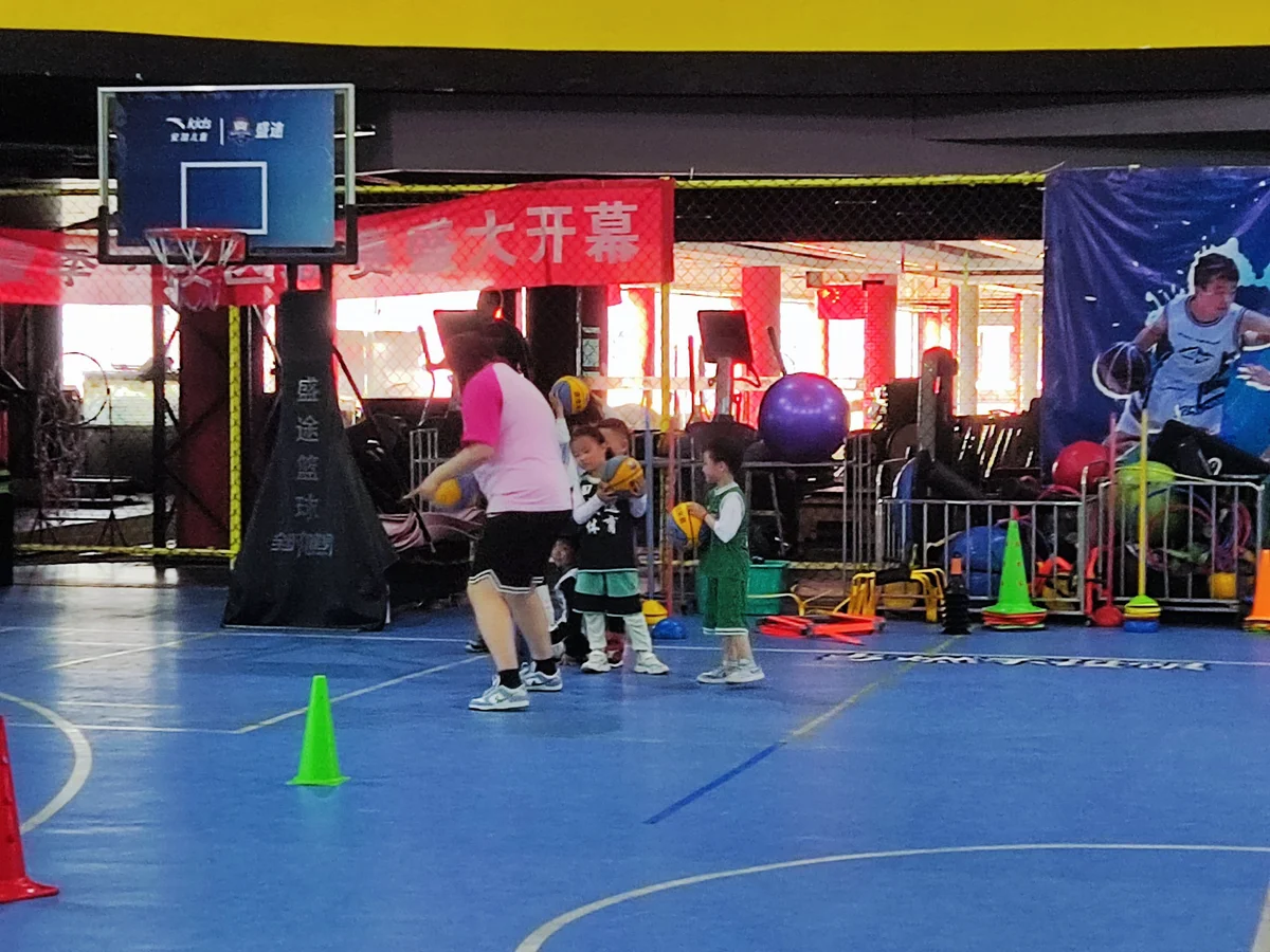 儿童篮球训练营一般多少钱